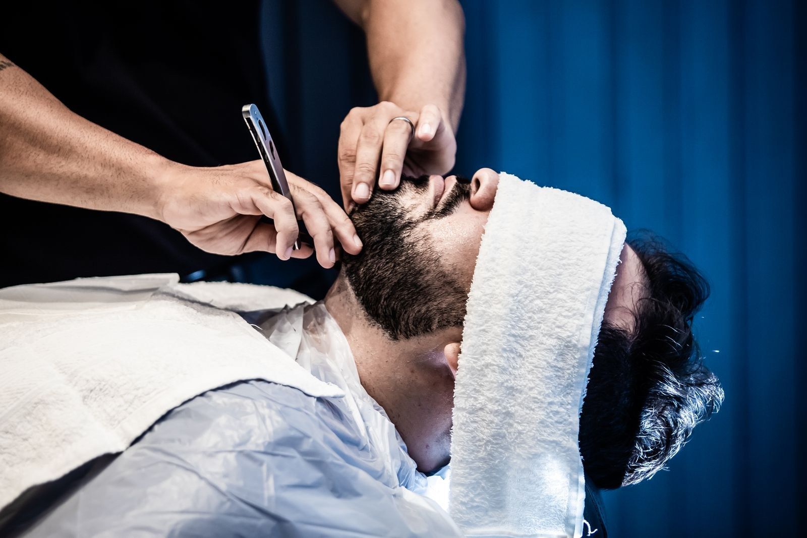 Toalha quente e navalha no acabamento da barba